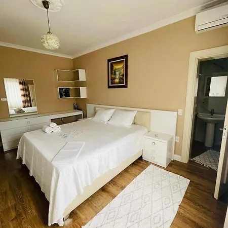 Flora Deluxe & Bath Guest house